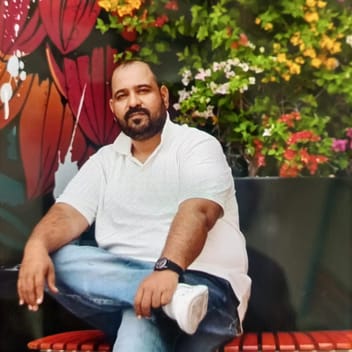 Raheel, Pakistani driver, in Dubai