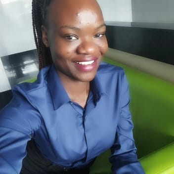 safiinah , Ugandan driver, in Dubai