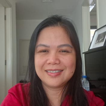 Heidimarie, Filipino driver, in Dubai