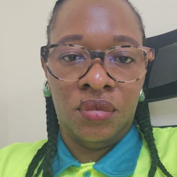 Roselyne, Kenyan driver, in Dubai
